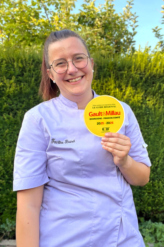 Photo de Faustine avec son macaron Gault & Millau Bourgogne Franche-Comté 2025-2026